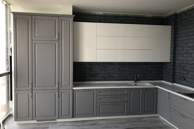 Foto de cocinas en L grande con puertas de armario grises