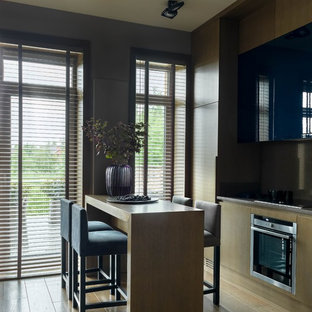Réalisation d'une grand cuisine américaine linéaire design avec un évier 1 bac, un placard à porte plane, des portes de placard violettes, un plan de travail en quartz, une crédence grise, un électroménager en acier inoxydable, un sol en bois brun, aucun îlot, un sol marron et un plan de travail gris.