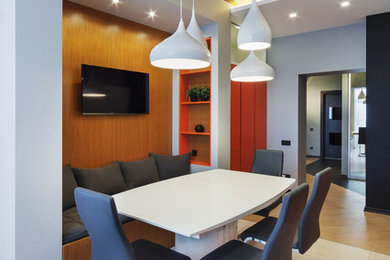 Esempio di una sala da pranzo aperta verso la cucina design di medie dimensioni con pavimento in gres porcellanato e pavimento bianco