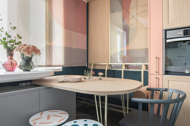 На фото: кухня в стиле фьюжн с серыми фасадами, столешницей из акрилового камня, плоскими фасадами и разноцветным полом