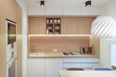 Esempio di una piccola cucina design con lavello sottopiano, ante lisce, ante bianche, top in laminato, paraspruzzi in legno, elettrodomestici bianchi, pavimento in legno massello medio e pavimento beige