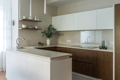 Пример оригинального дизайна: п-образная кухня-гостиная среднего размера в современном стиле с монолитной мойкой, плоскими фасадами, бежевым фартуком, полуостровом и мойкой в углу