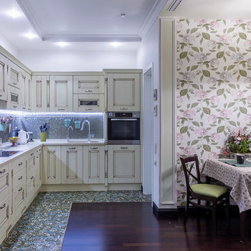 Квартира для модельера. Кухня-столовая в цветочных орнаментах.