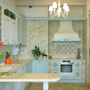 Immagine di una cucina ad U country chiusa e di medie dimensioni con lavello sottopiano, ante con bugna sagomata, ante turchesi, top in superficie solida, paraspruzzi beige, paraspruzzi con piastrelle in ceramica, elettrodomestici bianchi, pavimento in gres porcellanato, nessuna isola, pavimento beige e top beige