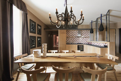 Пример оригинального дизайна: кухня среднего размера в скандинавском стиле с обеденным столом, плоскими фасадами, светлыми деревянными фасадами, разноцветным фартуком, черной техникой и светлым паркетным полом