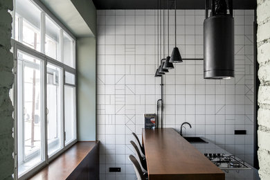 Стильный дизайн: кухня в современном стиле с акцентной стеной - последний тренд