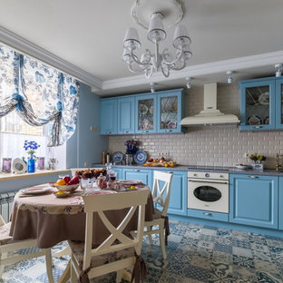 Ispirazione per una cucina shabby-chic style con pavimento con piastrelle in ceramica, lavello integrato, ante con bugna sagomata, ante blu, paraspruzzi con piastrelle diamantate, elettrodomestici bianchi, nessuna isola, pavimento blu e paraspruzzi beige