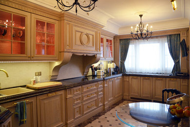 モスクワにある高級な広いトラディショナルスタイルのおしゃれなコの字型キッチン (ダブルシンク、レイズドパネル扉のキャビネット、白いキッチンパネル、石スラブのキッチンパネル、シルバーの調理設備、大理石の床) の写真