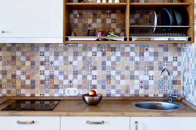 Foto de cocina nórdica pequeña con suelo laminado y suelo beige