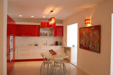 Foto de cocina contemporánea con armarios con paneles lisos, puertas de armario rojas, encimera de cuarzo compacto, salpicadero blanco, suelo de baldosas de porcelana, suelo beige y encimeras blancas