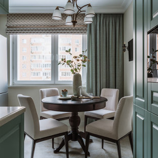 Esempio di una cucina chic di medie dimensioni con lavello sottopiano, ante con bugna sagomata, ante turchesi, top in superficie solida, paraspruzzi beige, elettrodomestici in acciaio inossidabile, pavimento con piastrelle in ceramica, pavimento beige e top beige