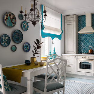 Ispirazione per una cucina chic di medie dimensioni con ante in legno chiaro, top in superficie solida, paraspruzzi blu, paraspruzzi con piastrelle in ceramica, elettrodomestici bianchi, pavimento con piastrelle in ceramica, nessuna isola, pavimento turchese e ante in stile shaker