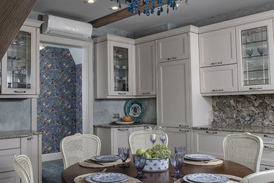 Imagen de cocina de estilo de casa de campo de tamaño medio con armarios con paneles empotrados y puertas de armario blancas