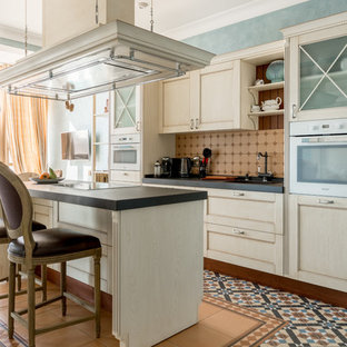 Idee per una cucina lineare classica chiusa con ante in stile shaker, ante bianche, paraspruzzi beige, elettrodomestici bianchi, isola, pavimento multicolore e top nero