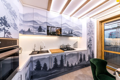 モスクワにある高級な中くらいなコンテンポラリースタイルのおしゃれなL型キッチン (フラットパネル扉のキャビネット、人工大理石カウンター、白いキッチンカウンター、ドロップインシンク、グレーのキャビネット、白いキッチンパネル、ベージュの床) の写真