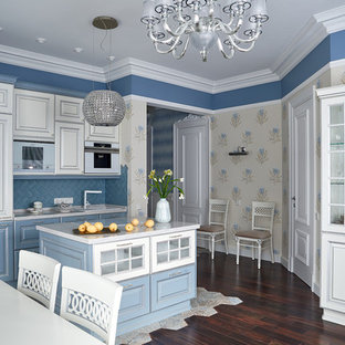 Idee per una cucina tradizionale di medie dimensioni con lavello da incasso, ante con bugna sagomata, ante turchesi, top in quarzo composito, paraspruzzi blu, paraspruzzi con piastrelle diamantate, elettrodomestici bianchi, parquet scuro, isola e pavimento marrone