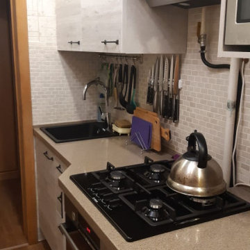 Маленькая кухня с газовой варочной панелью