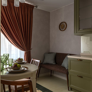 Foto på ett mellanstort vintage vit kök, med en integrerad diskho, luckor med infälld panel, gröna skåp, bänkskiva i koppar, glaspanel som stänkskydd, vita vitvaror, cementgolv och grönt golv