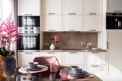 Foto di una cucina lineare contemporanea chiusa e di medie dimensioni con lavello sottopiano, ante con riquadro incassato, top in superficie solida, paraspruzzi marrone, elettrodomestici in acciaio inossidabile, pavimento in gres porcellanato, nessuna isola, pavimento beige e top marrone