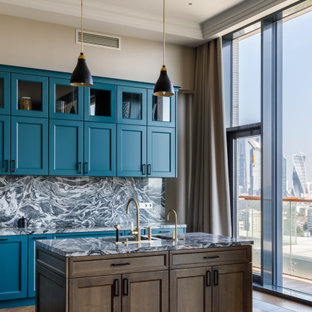 Idee per un cucina con isola centrale minimal con ante in stile shaker, ante turchesi, paraspruzzi multicolore, paraspruzzi in lastra di pietra, pavimento in legno massello medio, top multicolore e soffitto ribassato