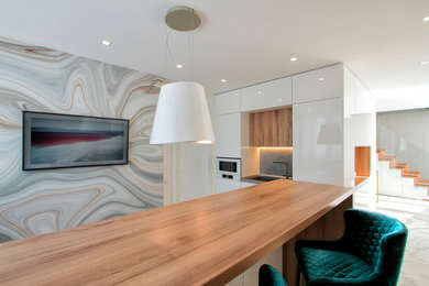 エカテリンブルクにある高級な広いトランジショナルスタイルのおしゃれなキッチン (フラットパネル扉のキャビネット、白いキャビネット、グレーのキッチンパネル、磁器タイルの床、白い床、グレーのキッチンカウンター) の写真