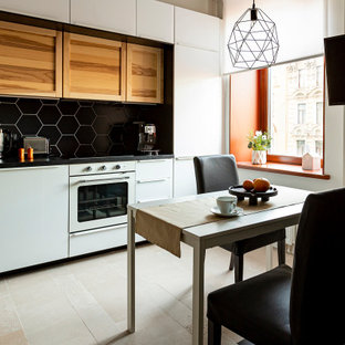 Ispirazione per una cucina contemporanea di medie dimensioni con lavello da incasso, ante con riquadro incassato, ante in legno scuro, top in marmo, paraspruzzi nero, elettrodomestici bianchi, pavimento in gres porcellanato, pavimento beige, top nero e paraspruzzi in perlinato
