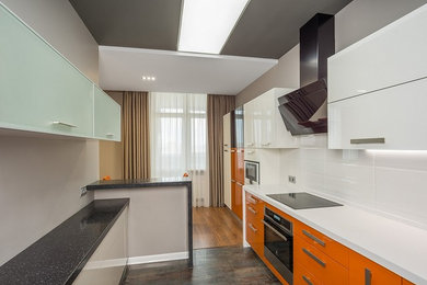 Свежая идея для дизайна: кухня с оранжевыми фасадами - отличное фото интерьера