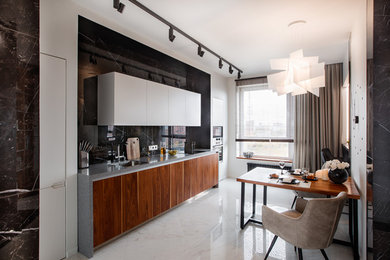 Foto de cocina lineal contemporánea grande con armarios con paneles lisos, salpicadero negro, suelo blanco y encimeras grises
