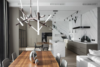 Идея дизайна: прямая кухня-гостиная в современном стиле с плоскими фасадами, серыми фасадами, белым фартуком, островом, серым полом и белой столешницей