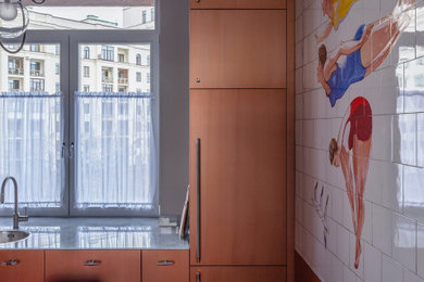 モスクワにある小さなおしゃれなキッチン (フラットパネル扉のキャビネット、ガラスカウンター、グレーのキッチンパネル、ガラスタイルのキッチンパネル、テラゾーの床、アイランドなし、グレーのキッチンカウンター) の写真