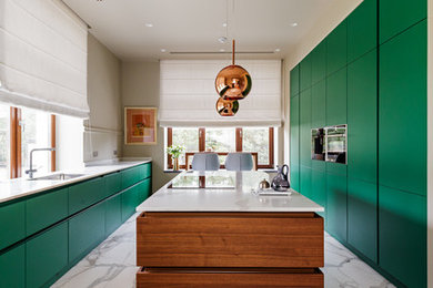 Cette image montre une cuisine parallèle design avec un évier 1 bac, un placard à porte plane, des portes de placards vertess, un sol en marbre, îlot, un sol blanc et un plan de travail blanc.