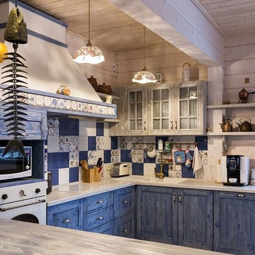 Синяя кухня-столовая для большой семьи