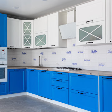 Синяя кухня в частный дом