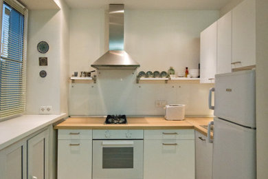 Пример оригинального дизайна: маленькая кухня-гостиная в стиле фьюжн для на участке и в саду