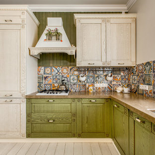 Ispirazione per una cucina a L country con lavello sottopiano, ante verdi, paraspruzzi multicolore, ante con bugna sagomata e elettrodomestici bianchi