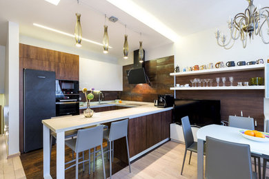 Foto de cocina nórdica con puertas de armario marrones, encimera de cuarzo compacto, electrodomésticos negros y suelo de baldosas de porcelana