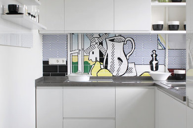 На фото: угловая кухня в современном стиле с обеденным столом, накладной мойкой, плоскими фасадами, белыми фасадами, разноцветным фартуком, разноцветным полом и серой столешницей без острова с