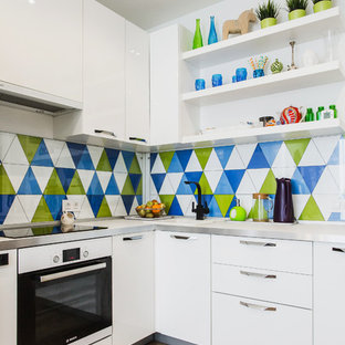Esempio di una piccola cucina a L design con ante lisce, ante bianche, top in superficie solida, paraspruzzi multicolore, paraspruzzi con piastrelle in ceramica, elettrodomestici bianchi, parquet chiaro, nessuna isola e lavello da incasso
