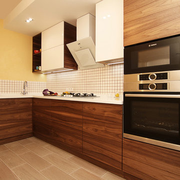 Современная кухня. Орех и белый глянец. Modern walnut kitchen