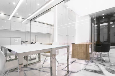 Bild på ett stort funkis linjärt kök och matrum, med släta luckor, vita skåp, marmorbänkskiva och vitt stänkskydd