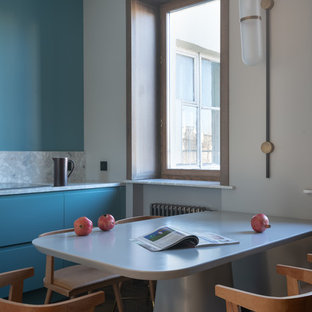 Exempel på ett mellanstort modernt grå linjärt grått kök, med släta luckor, blå skåp, blått stänkskydd och bänkskiva i terrazo