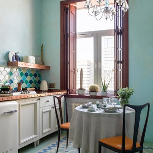 Inspiration för små eklektiska linjära oranget kök och matrum, med luckor med infälld panel, vita skåp, flerfärgad stänkskydd, vita vitvaror, flerfärgat golv, en enkel diskho, bänkskiva i akrylsten, stänkskydd i keramik och klinkergolv i keramik