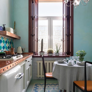 Imagen de cocina comedor lineal, vintage, pequeña, con fregadero de un seno, armarios con paneles empotrados, puertas de armario blancas, encimera de cobre, salpicadero multicolor, salpicadero de azulejos de cerámica, electrodomésticos blancos, suelo de baldosas de cerámica, suelo multicolor y encimeras naranjas