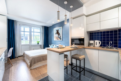 Immagine di una piccola cucina scandinava con lavello sottopiano, ante lisce, ante bianche, top in legno, elettrodomestici bianchi e top beige