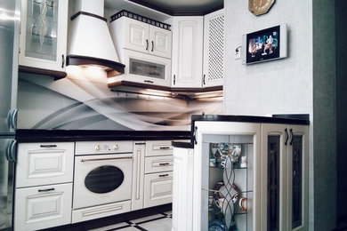 モスクワにあるお手頃価格の中くらいなトランジショナルスタイルのおしゃれなキッチン (ガラス扉のキャビネット、ベージュのキャビネット、アイランドなし) の写真