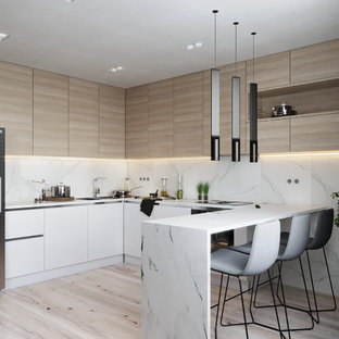 Diseño de cocina en U, contemporánea, de tamaño medio, con armarios con paneles lisos, encimera de mármol, salpicadero blanco, salpicadero de mármol, suelo de madera clara, suelo beige, encimeras blancas, fregadero de doble seno, puertas de armario de madera clara y península