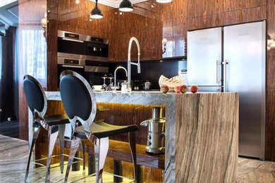 Идея дизайна: угловая кухня-гостиная в современном стиле с плоскими фасадами, фасадами цвета дерева среднего тона, черным фартуком, техникой из нержавеющей стали и островом