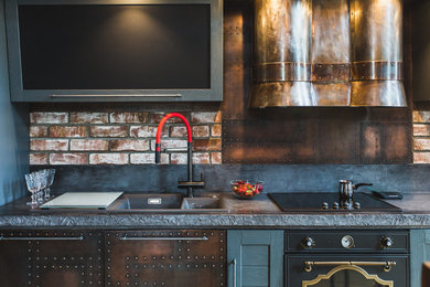 Foto di una cucina lineare industriale con lavello da incasso, elettrodomestici neri, ante marroni e paraspruzzi marrone