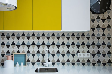 Imagen de cocina contemporánea con fregadero bajoencimera, armarios con paneles lisos y salpicadero multicolor