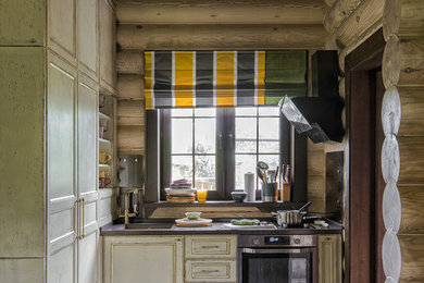 Свежая идея для дизайна: угловая кухня-гостиная среднего размера в стиле фьюжн с бежевыми фасадами без острова в частном доме - отличное фото интерьера